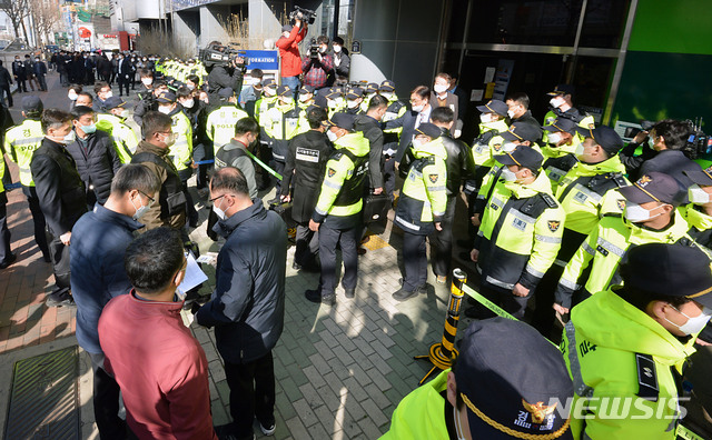 [대구=뉴시스] 이무열 기자 = 대구시 재난안전대책본부와 함께 12일 오전 10시부터 남구 대명동 신천지 대구교회에 대한 행정조사에 돌입한 대구경찰청 증거분석팀이 교회 내부로 진입하고 있다.2020.03.12.lmy@newsis.com