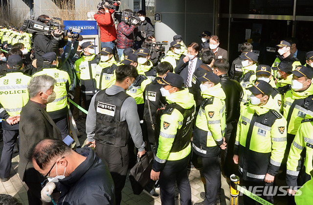 [대구=뉴시스] 이무열 기자 = 대구시 재난안전대책본부와 함께 12일 오전 10시부터 남구 대명동 신천지 대구교회에 대한 행정조사에 돌입한 대구경찰청 증거분석팀이 교회 내부로 진입하고 있다.2020.03.12.lmy@newsis.com