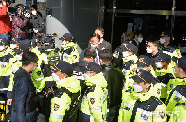 [대구=뉴시스] 이무열 기자 = 대구시 재난안전대책본부와 함께 12일 오전 10시부터 남구 대명동 신천지 대구교회에 대한 행정조사에 돌입한 대구경찰청 증거분석팀이 교회 내부로 진입하고 있다.?2020.03.12.lmy@newsis.com
