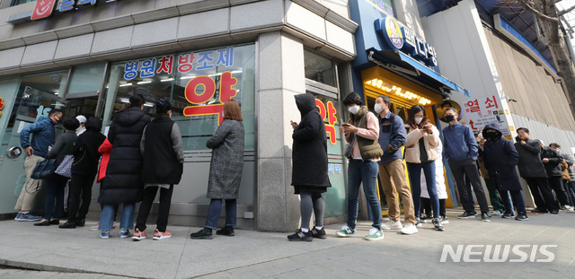 [서울=뉴시스] 전진환 기자 = 서울 구로의 콜센터 관련 신종 코로나바이러스 감염증(코로나19) 확진자가 101명으로 늘어난 12일 오전 서울 서초구의 한 약국에서 시민들이 공적마스크를 구매하고 있다. 서초구는 마스크 대란 속 피해를 보는 주민과 약사들을 위해 관내 225개 약국이 매일 오전 9시부터 마스크를 판매할 수 있도록 구청이 보유한 마스크 5만6250매(약국당 250매)를 미리 약국에 배부했다. 2020.03.12.&nbsp; amin2@newsis.com