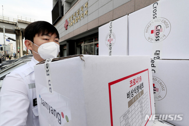 [서울=뉴시스]김병문 기자 = 대한적십자사 관계자가 12일 오전 서울 성동구 대한적십자사 서울지사에서 신종 코로나바이러스 감염증(코로나19) 대구지역 자가격리자들에게 보낼 긴급구호품을 만들고 있다. 2020.03.12. dadazon@newsis.com