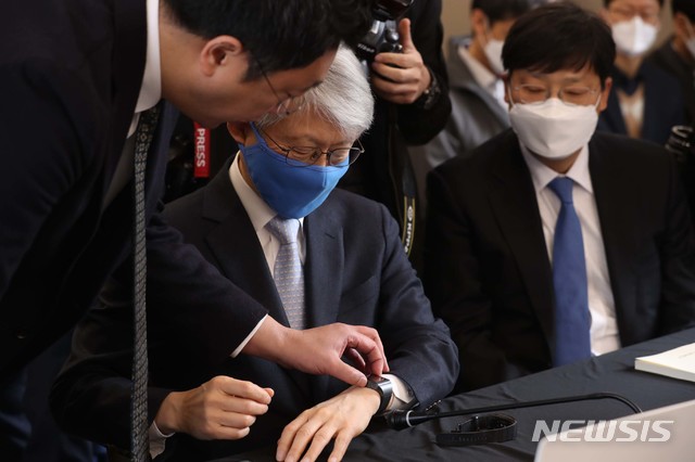 [서울=뉴시스]최기영 과학기술정보통신부 장관이 12일 서울 강남구 휴이노를 방문해 길영준 휴이노 대표로부터 '손목시계형 심전도 장치를 활용해 심장질환자를 지속적으로 관리하는 서비스' 소개 설명을 듣고 있다. (사진=과학기술정보통신부 제공) 2020.03.12.photo@newsis.com