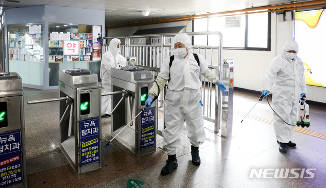 [서울=뉴시스]김선웅 기자 = 세계보건기구(WHO)가 코로나19의 팬데믹(세계적 대유행)을 선언한 12일 코로나19 집단 감염 발생 콜센터가 위치한 코리아빌딩 인근인 서울 구로역에서 방역 작업이 진행되고 있다. 2020.03.12. mangusta@newsis.com