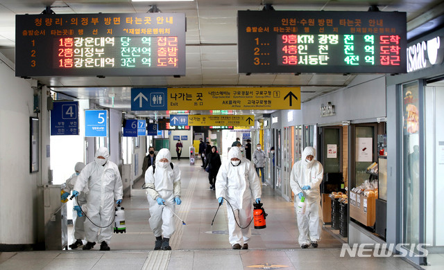 [서울=뉴시스]김선웅 기자 = 세계보건기구(WHO)가 코로나19의 팬데믹(세계적 대유행)을 선언한 12일 코로나19 집단 감염 발생 콜센터가 위치한 코리아빌딩 인근인 서울 구로역에서 방역 작업이 진행되고 있다. 2020.03.12. mangusta@newsis.com