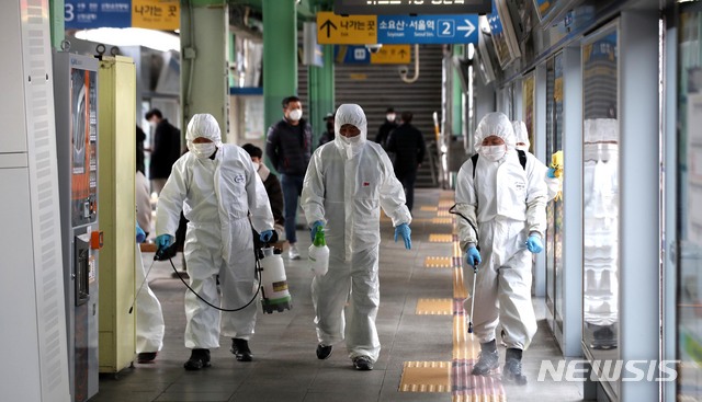 [서울=뉴시스]김선웅 기자 = 세계보건기구(WHO)가 코로나19의 팬데믹(세계적 대유행)을 선언한 12일 코로나19 집단 감염 발생 콜센터가 위치한 코리아빌딩 인근인 서울 구로역에서 방역 작업이 진행되고 있다. 2020.03.12.&nbsp; mangusta@newsis.com