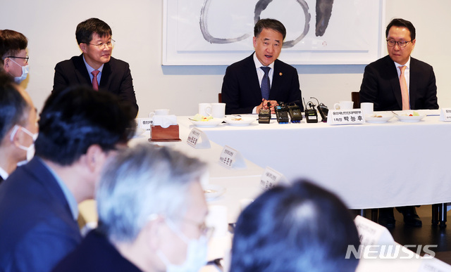 [서울=뉴시스] 이영환 기자 = 박능후 중앙재난안전대책본부 1차장이 지난달 12일 오후 서울 중구 달개비에서 열린 신종 코로나바이러스 감염증(코로나19) 중증환자 치료병상 확보를 위한 병원장 간담회에 참석해 발언을 하고 있다. 2020.03.12.&nbsp; 20hwan@newsis.com