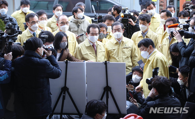 [서울=뉴시스]김선웅 기자 = 세계보건기구(WHO)가 코로나19의 팬데믹(세계적 대유행)을 선언한 12일 정세균 국무총리와 박원순 서울시장이 코로나19 집단 감염 발생 콜센터가 위치한 서울 구로구 코리아빌딩을 방문해 이성 구로구청장에게 브리핑을 받고 있다. 2020.03.12. mangusta@newsis.com