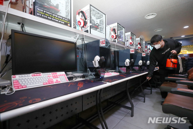 [서울=뉴시스]전신 기자 = 12일 서울 동작구 사당동 한 PC방에서 직원이 자가방역기로 방역 작업을 하고 있다. 동작구는 신종 코로나바이러스 감염증(코로나19)의 지역사회 확산 차단을 위해 노래방, PC방 등 다중이용시설을 긴급 점검 한다고 밝혔다. 2020.03.12.&nbsp; photo1006@newsis.com