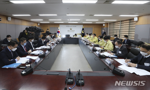 [서울=뉴시스]최진석 기자 = 손병두 금융위원회 부위원장이 12일 오후 서울 종로구 정부서울청사 금융위원회 대회의실에서 열린 '제4차 코로나19 금융권 대응 점검 회의'에 참석해 발언하고 있다. 2020.03.12.&nbsp; myjs@newsis.com