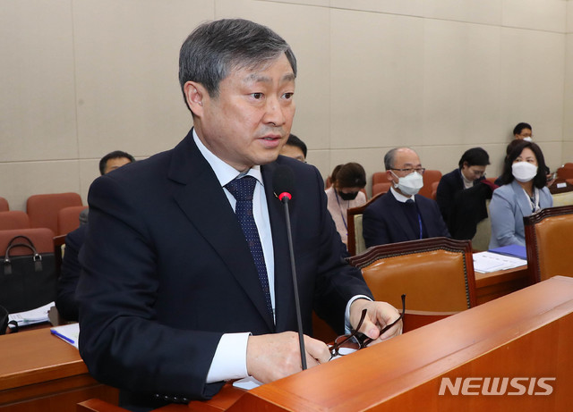 [서울=뉴시스] 장세영 기자 = 박백범 교육부 차관이 12일 서울 여의도 국회 보건복지위원회에서 열린 코로나19 대책 특별위원회에 참석해 코로나19 관련 교육부 현황보고를 하고 있다. 2020.03.12.&nbsp; photothink@newsis.com