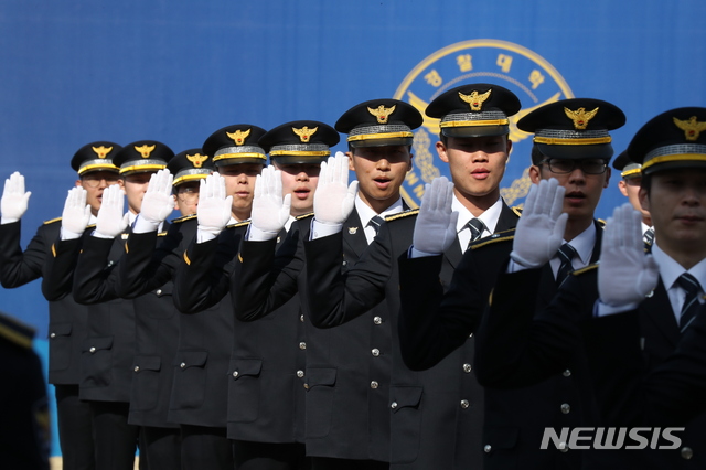 [아산=뉴시스]박영태 기자 = 신임 경위, 경감 임용자들이 지난 3월12일 충남 아산시 경찰대학에서 열린 임용식에 참석해 선서를 하고 있다. 2020.03.12. since1999@newsis.com <사진은 기사와 관련없음>