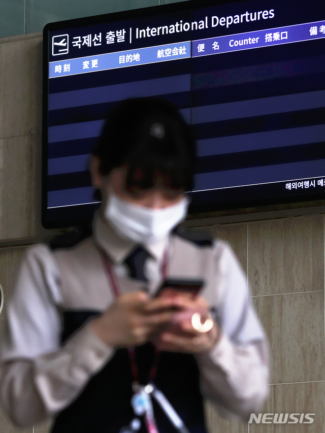 [서울=뉴시스]이윤청 기자 = 지난 12일 오후 서울 강서구 김포국제공항 국제선 출도착 안내판이 텅 비어있다. 이날 김포국제공항 국제선 출도착 항공기는 0편, 이용객 또한 0명을 기록했다. 2020.03.15. radiohead@newsis.com