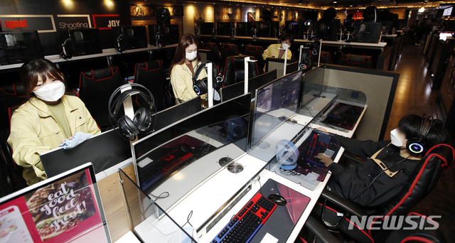[광주=뉴시스] 신대희 기자 = 광주 북구청 문화예술과 직원들이 12일 신종 코로나바이러스 감염증(코로나19) 지역 사회 확산 방지를 위해 관내 한 PC방에서 키보드·마우스 소독 여부 등을 확인하고 있다. (사진= 광주 북구 제공) 2020.03.12. photo@newsis.com