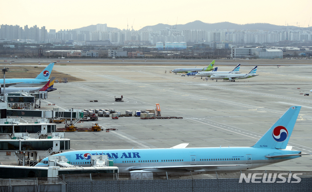 [서울=뉴시스]이윤청 기자 = 김포국제공항이 개항 40년 이래 처음으로 국제선 이용객 0명을 기록한 12일 오후 서울 강서구 김포국제공항 국제선 청사에 항공기들이 멈춰서 있다. 2020.03.12.&nbsp;&nbsp; radiohead@newsis.com