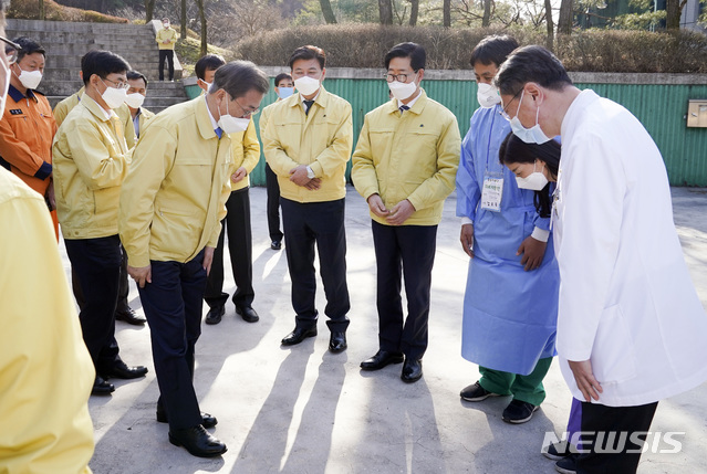 [천안=뉴시스]문재인 대통령이 12일 오후 충남 천안에 위치한 충남대구1 생활치료센터에서 운영현황 보고를 받은 뒤 관계자들을 격려하고 있다.(사진=청와대 제공) 2020.03.12.photo@newsis.com