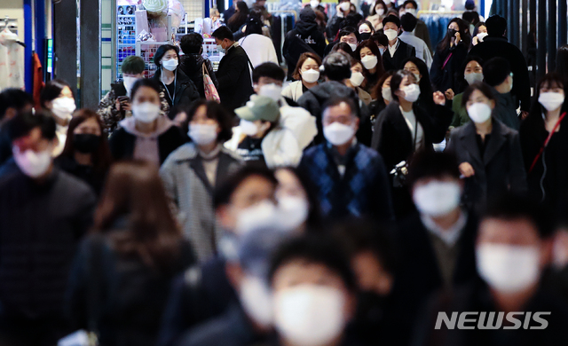 [서울=뉴시스] 조수정 기자 = 세계보건기구(WHO)가 신종 코로나 바이러스 감염증(코로나19)의 세계적 대유행(팬데믹)을 선언한 가운데 12일 오후 서울 강남구 한 지하보도에서 마스크 쓴 시민들이 오가고 있다. 2020.03.12. chocrystal@newsis.com <해당 사진은 기사 내용과 관련이 없습니다.>