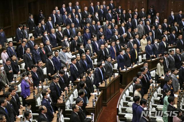 [도쿄=AP/뉴시스]지난 3월 12일 일본 도쿄 소재 국회에서 열린 중의원 본회의에 국회의원들이 참석해 기립하고 있다. 2020.07.28.