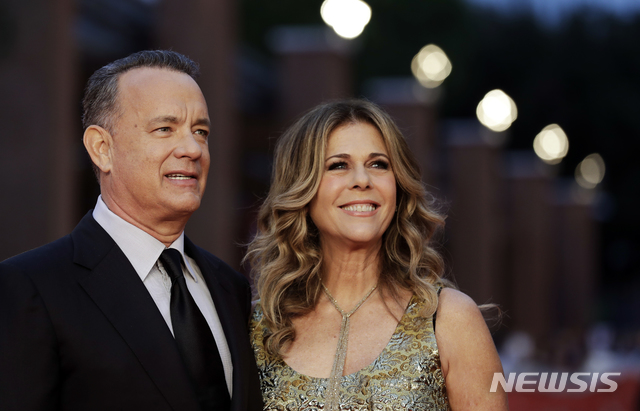 [AP/뉴시스] 톰 행크스(왼쪽), 리타 윌슨. 2020.03.13. photo@newsis.com 