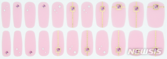 [서울=뉴시스]'브러쉬라운지x웨딩북 젤네일 스티커' 중 '골드 라인 시럽' 