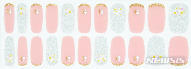 [서울=뉴시스]'브러쉬라운지x웨딩북 젤네일 스티커' 중 '실버 골드 시럽' 