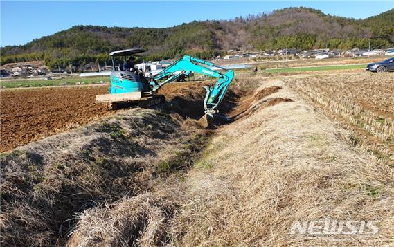 [진주=뉴시스] 한국농어촌공사 농배수로 퇴적물 준설작업 모습.