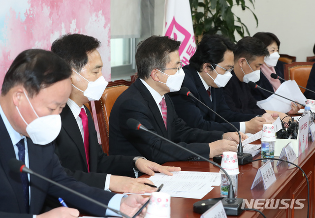 [서울=뉴시스] 고승민 기자 = 황교안 미래통합당 대표가 13일 서울 여의도 국회에서 열린 당 코로나19 긴급경제대책회의에서 발언하고 있다. 2020.03.13.kkssmm99@newsis.com