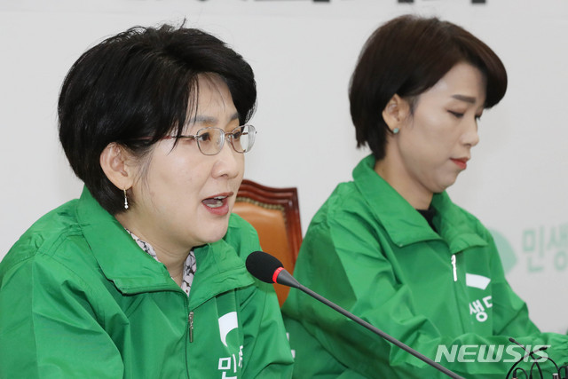 [서울=뉴시스] 장세영 기자 = 박주현(왼쪽) 민생당 공동대표가 13일 서울 여의도 국회 민생당 회의실에서 열린 제8차 최고위원회의에 참석해 현안관련 발언을 하고 있다. 2020.03.13. photothink@newsis.com