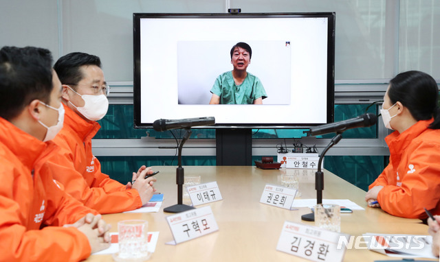 [서울=뉴시스] 김진아 기자 = 대구에서 코로나19 진료 자원봉사를 이어가고 있는 안철수 국민의당 대표가 13일 서울 여의도 국회 의원회관에서 열린 최고위원회의에 화상으로 참여해 발언하고 있다. 2020.03.13. bluesoda@newsis.com
