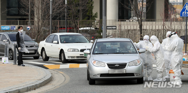[세종=뉴시스]강종민 기자 = 정부세종청사에 근무하는 직원들의 코로나19 확진자가 잇따르고 있는 가운데 13일 오전 세종시 어진동 해양수산부 앞에 드라이브 스루 선별진료소가 추가로 설치돼 시민들이 검사를 받고 있다. 2020.03.13.ppkjm@newsis.com