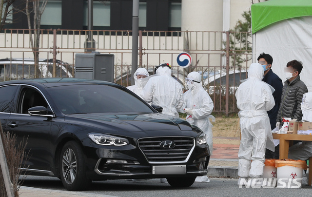 [세종=뉴시스]강종민 기자 = 정부세종청사에 근무하는 직원들의 코로나19 확진자가 잇따르고 있는 가운데 13일 오전 세종시 어진동 해양수산부 앞에 드라이브 스루 선별진료소가 추가로 설치돼 시민들이 검사를 받고 있다. 2020.03.13.ppkjm@newsis.com