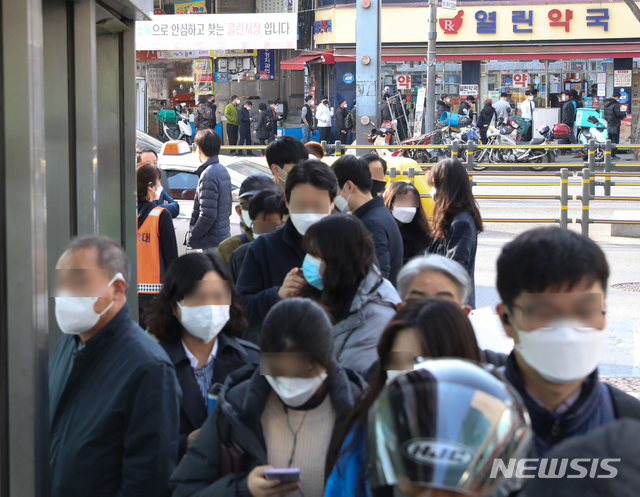 [서울=뉴시스] 조수정 기자 = 마스크 5부제 시행 닷새째를 맞는 13일 오전 서울 종로구 약국 앞에 시민들이 마스크를 사기 위해 줄서 기다리고 있다. 2020.03.13. chocrystal@newsis.com <사진은 기사내용과 직접 관련 없습니다.>