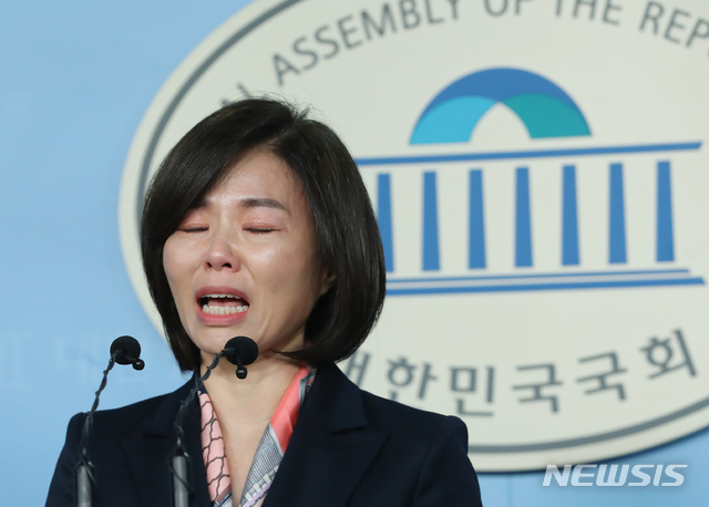 [서울=뉴시스] 고승민 기자 = 미래통합당 인천 연수을 공천이 확정됐으나 공관위의 번복으로 민경욱 의원과 경선을 하게 된 민현주 전 의원이 13일 서울 여의도 국회에서 관련 기자회견을 하던 중 울먹이고 있다. 2020.03.13.kkssmm99@newsis.com