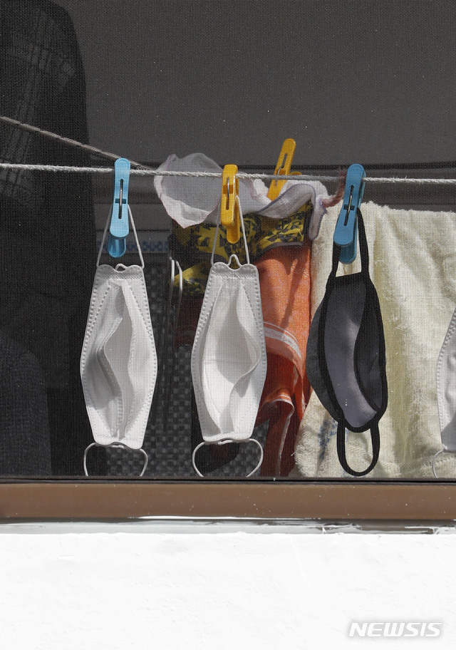 [대구=뉴시스] 최동준 기자 = 신종 코로나바이러스 감염증(코로나19) 영향으로 마스크 품귀 현상이 이어지고 있는 13일 대구 남구의 한 주택에 마스크가 빨래줄에 널려 있다. 2020.03.13. photocdj@newsis.com