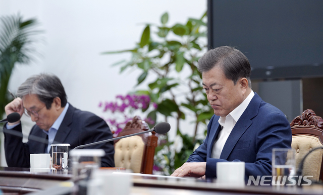 [서울=뉴시스]문재인 대통령이 13일 오전 청와대 여민관 소회의실에서 열린 ‘경제·금융 상황 특별 점검회의’에 참석해 홍남기 경제부총리 겸 기획재정부 장관의 보고를 받고 있다.(사진=청와대 제공) 2020.03.13.&nbsp; photo@newsis.com