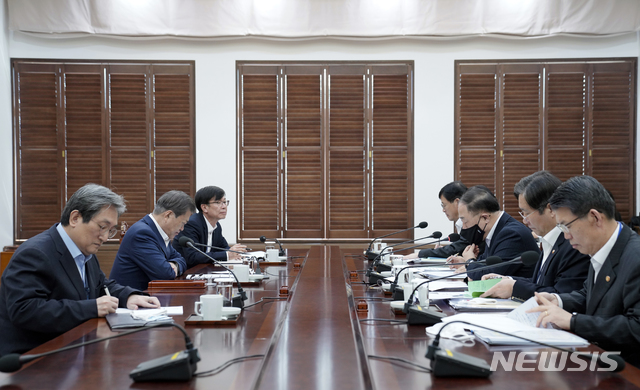 [서울=뉴시스]문재인 대통령이 13일 오전 청와대 여민관 소회의실에서 열린 ‘경제·금융 상황 특별 점검회의’에 참석해 홍남기 경제부총리 겸 기획재정부 장관의 보고를 받고 있다.(사진=청와대 제공) 2020.03.13. photo@newsis.com