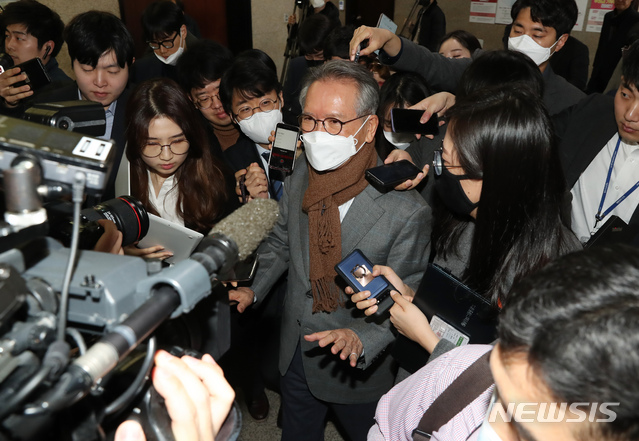 [서울=뉴시스] 고승민 기자 = 김형오 미래통합당 공천관리위원장이 13일 서울 여의도 국회에서 위원장직 사퇴 기자회견을 마친 뒤 취재진의 질문을 받고 있다. 2020.03.13.  kkssmm99@newsis.com