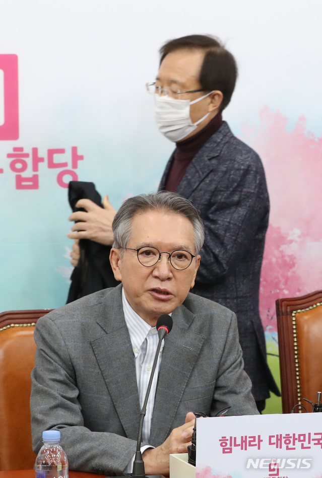 [서울=뉴시스] 고승민 기자 = 김형오 미래통합당 공천관리위원장이 13일 서울 여의도 국회에서 위원장직 사퇴 기자회견을 하고 있다. 2020.03.13.&nbsp; kkssmm99@newsis.com