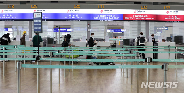 [인천공항=뉴시스] 전진환 기자 = 13일 인천공항 발권창구가 신종 코로나바이러스 감염증(코로나19) 여파로 한산한 모습을 보이고 있다. 2020.03.13. amin2@newsis.com