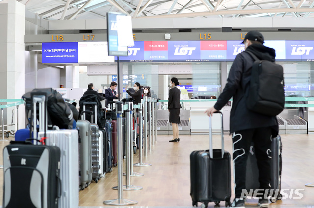 [인천공항=뉴시스] 전진환 기자 = 13일 인천공항에서 폴란드 바르샤바로 출발하는 LOT폴란드 항공편이 결항된 가운데 발권창구 앞에 승객들의 수하물이 줄지어 서 있다. 지난 10일 들어온 이 항공편에서 확진자가 나와 방역당국은 13일 비행기에 대한 긴급 방역을 실시했다. 2020.03.13.&nbsp; amin2@newsis.com 