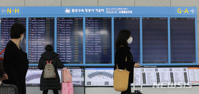 [인천공항=뉴시스] 전진환 기자 = 국내 신종 코로나바이러스 감염증(코로나19) 확진자 증가로 항공기 운항수가 감소해 13일 오전 인천공항 출발 항공편을 안내하는 전광판의 일부가 비어 있다. 2020.03.13. amin2@newsis.com