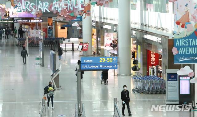 [인천공항=뉴시스] 전진환 기자 = 국내 신종 코로나바이러스 감염증(코로나19) 확진자 증가로 출입국 승객들이 감소한 13일 오전 인천공항 면세구역이 한산한 모습을 보이고 있다. 2020.03.13. amin2@newsis.com