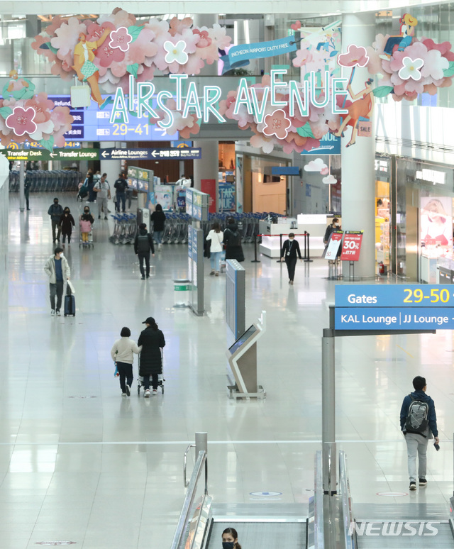 [인천공항=뉴시스] 전진환 기자 = 국내 신종 코로나바이러스 감염증(코로나19) 확진자 증가로 출입국 승객들이 감소한 13일 오전 인천공항 면세구역이 한산한 모습을 보이고 있다. 정부는 13일 국내에서 확인된 코로나19 환자 중 60명이 외국국적자라고 밝혔다. 2020.03.13.   amin2@newsis.com