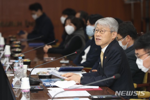 [서울=뉴시스]최기영 과학기술정보통신부 장관이 13일 오후 대전광역시 유성구 한국항공우주연구원에서 열린 '천리안위성 2B호 발사성공 격려 간담회' 에 참석해 연구자들을 격려하고 있다. (사진=과학기술정보통신부 제공) 2020.03.13.photo@newsis.com