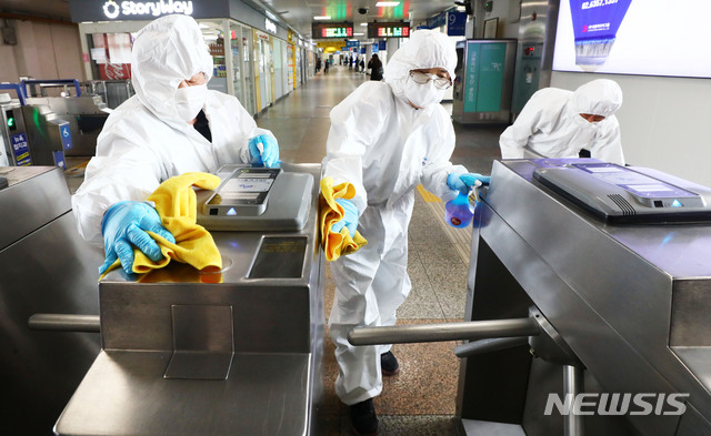 [서울=뉴시스]홍효식 기자 = 신종 코로나바이러스 감염증(코로나19) 집단감염 발생지인 콜센터 인근 서울 구로역에서 13일 관계자들이 방역을 하고 있다. 2020.03.13.&nbsp;&nbsp; yesphoto@newsis.com