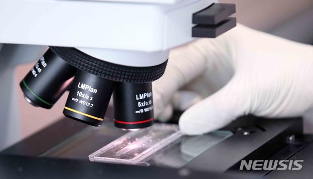 [서울=뉴시스]김선웅 기자 = 현장진단기기 전문기업 스몰머신즈의 연구진이 13일 서울 성동구 스몰머신즈 R&D 연구소에서 고민감도 진단 플랫폼을 연구하고 있다. 2020.03.13. mangusta@newsis.com