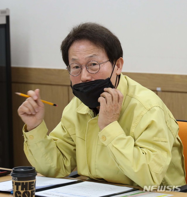 [서울=뉴시스]조희연 서울시교육감이 13일 서울 강북구 성북강북교육지원청을 방문해 신종 코로나바이러스 감염증(코로나19)로 개학연기에 따른 학생 지원을 위한 간담회를 하고 있다. (사진=서울시교육청 제공) 2020.03.13.photo@newsis.com