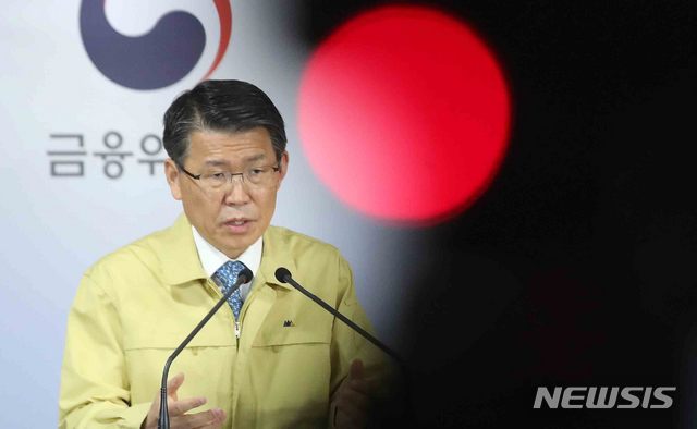 [서울=뉴시스]김선웅 기자 = 은성수 금융위원장이 13일 서울 종로구 정부서울청사에서 임시금융위원회에서 의결된 시장안정조치 시행 사항을 발표하고 있다. 금융위는 6개월(3.16~9.15)간 유가증권·코스닥·코넥스 시장 전체 상장종목에 대한 공매도 금지, 동일 기간 상장기업의 1일 자기주식 매수주문 수량 한도 완화, 증권회사의 과도한 신용융자담보주식의 반대매매를 억제하기 위해 동일 기간 신용융자담보비율 유지의무를 면제한다고 밝혔다. 2020.03.13.&nbsp; mangusta@newsis.com