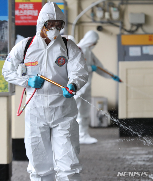 [제주=뉴시스]우장호 기자 = 신종 코로나바이러스 감염증(코로나19)이 확산 중인 지난달 13일 제주시시외버스터미널에서 해병대 9여단 장병들이 방역을 하고 있다. 제주도는 매주 금요일을 일제 방역소독의 날로 정하고 민·관·군 합동으로 방역을 진행한다. 2020.03.13. woo1223@newsis.com