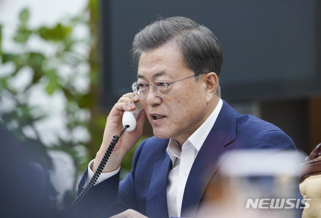 [서울=뉴시스]문재인 대통령이 13일 오후 청와대 여민관에서 에마뉘엘 마크롱 프랑스 대통령과 전화 통화하고 있다.(사진=청와대 제공) 2020.03.13.&nbsp; photo@newsis.com
