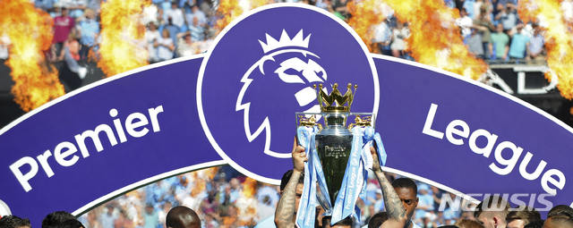 [맨체스터=AP/뉴시스]잉글랜드 프리미어리그 우승컵. 2018.05.06.